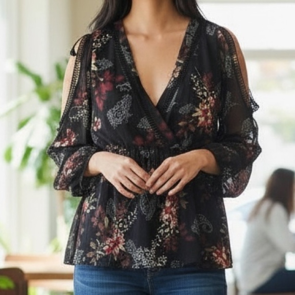 🌸 Romantic Chiffon Cold Shoulder Blouse – Size M